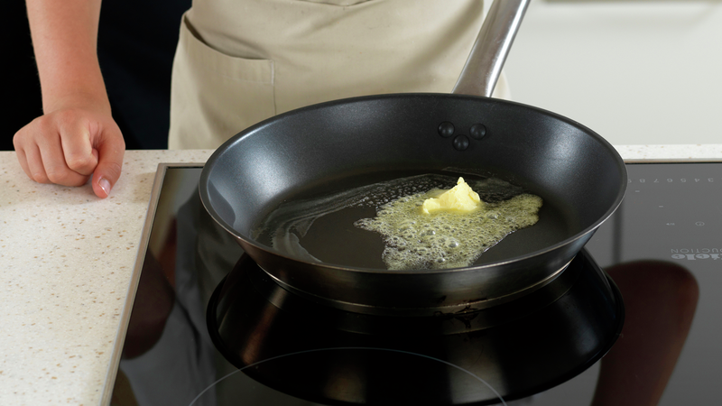Sett en stekepanne på platen og skru på middels varme. Ha i margarin.