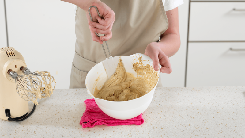 Bruk en slikkepott og skrap ned røren fra kantene på bollen og bland litt til med håndmikseneren slik at du får blandet det godt inn.