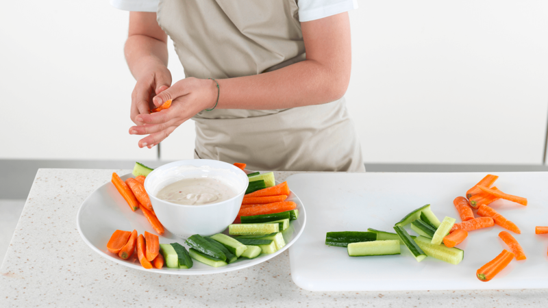 Legg grønnsakene på et fat eller en stor tallerken, sammen med dippen.