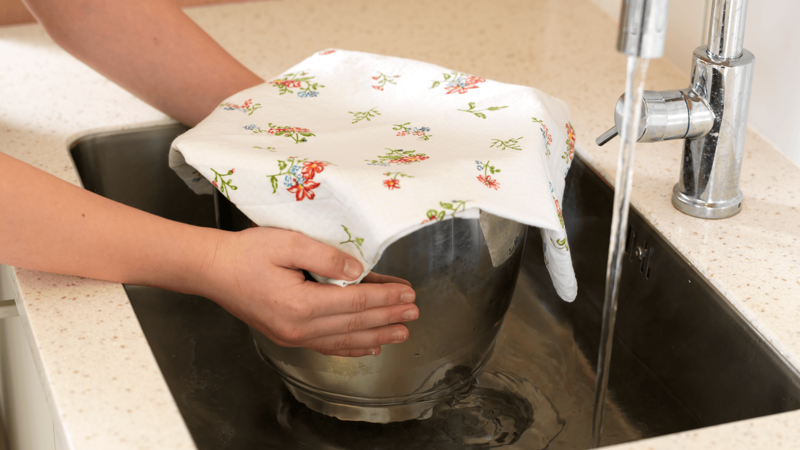 La deigen hvile under et kjøkkenhåndkle i 1.5 time (90 minutter) på et lunt sted. For eksempel over en vask fylt med varmt vann, eller på badegulvet.