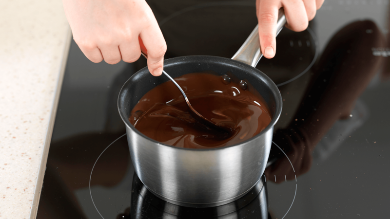 Rør litt i sjokoladen med en spiseskje, slik at den blir helt glatt.